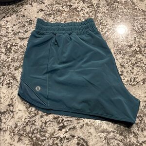 NWOT Lululemon Hotty Hot High Rise 2.5” short